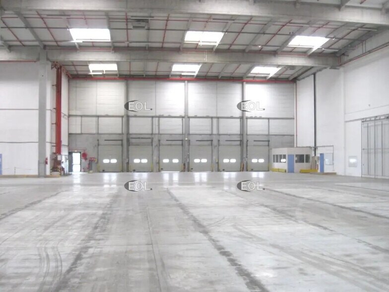 Industrial in Combs-la-Ville to rent - Interior Photo - Image 3 of 5