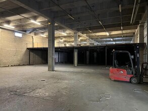 Office in Garges-lès-Gonesse to rent Building Photo- Image 2 of 2