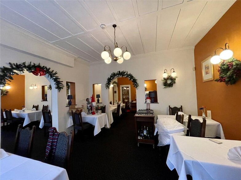 32-34 St. Helens Rd, Westcliff On Sea for sale - Interior Photo - Image 2 of 16