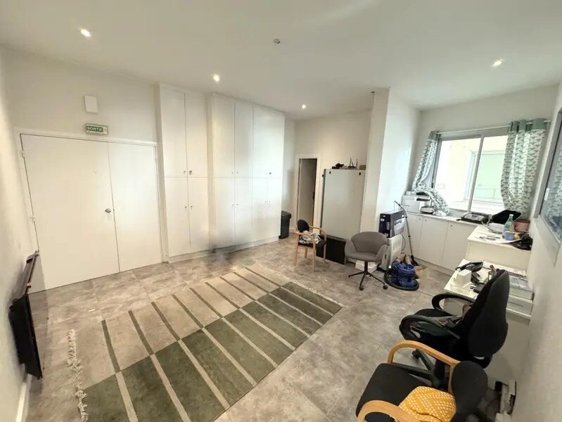 Office in Versailles for sale Interior Photo- Image 1 of 8