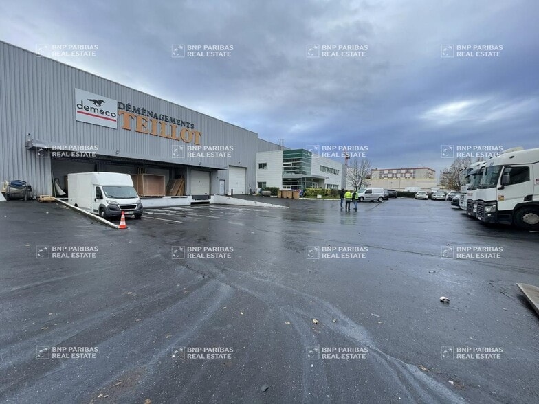 Light Industrial in Vitry-sur-Seine to rent - Building Photo - Image 2 of 6