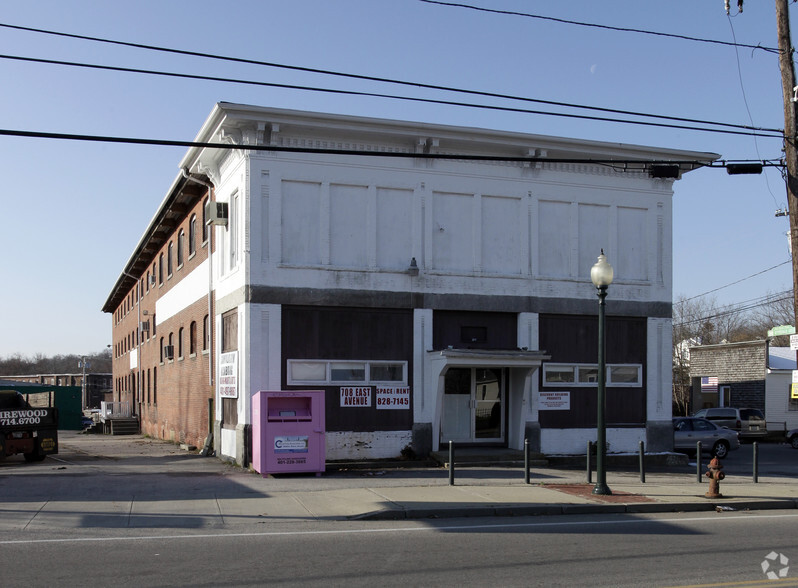 708 East Ave, Warwick, RI for sale - Primary Photo - Image 1 of 1