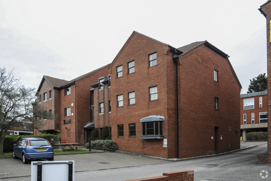 4-6 Arden Grv, Harpenden to rent - Building Photo - Image 2 of 3