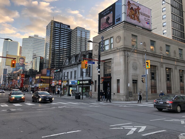 378 Yonge St, Toronto, ON for rent - Building Photo - Image 1 of 10