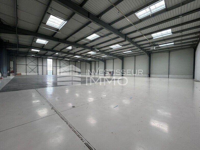Industrial in Le Mesnil-Amelot to rent - Building Photo - Image 1 of 10
