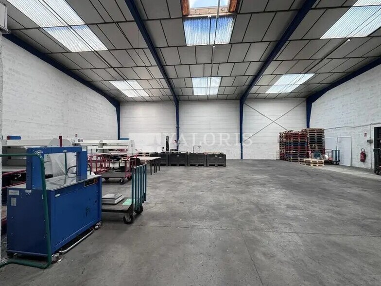 Light Industrial in Champagne-au-Mont-d'Or to rent - Interior Photo - Image 1 of 4