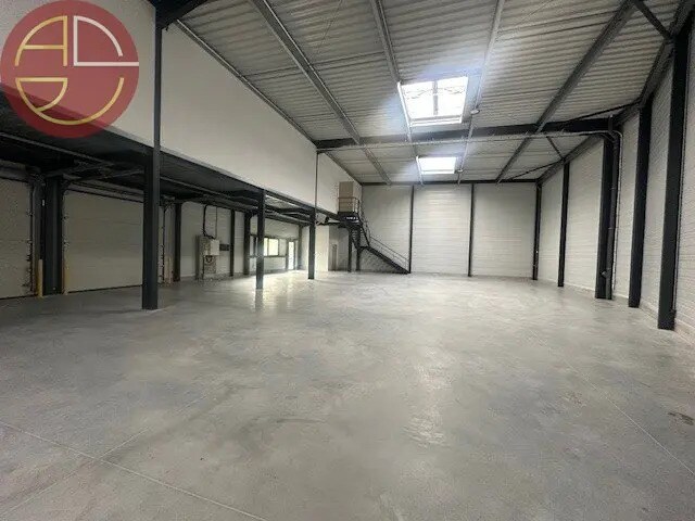 Location Entrepôt 1 557 m² - Photo 1