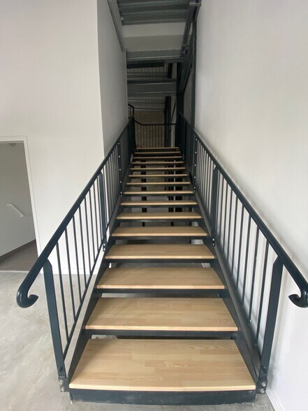 Light Industrial in Cergy to rent - Interior Photo - Image 2 of 13