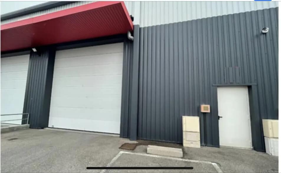 Rue De Savoie, Saint-Quentin-Fallavier to rent - Building Photo - Image 2 of 2