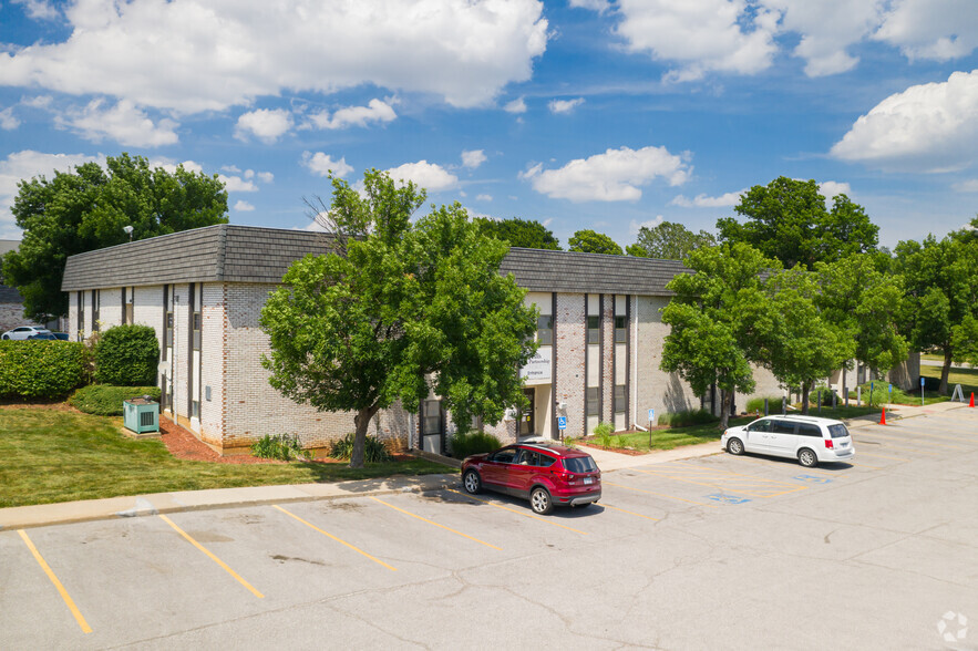 405-407 S Clairborne Rd, Olathe, KS for rent - Building Photo - Image 1 of 10