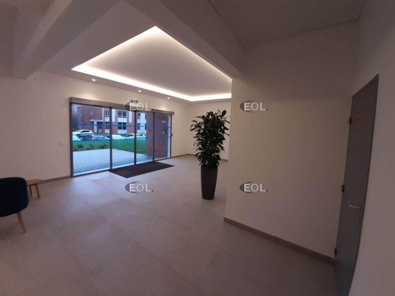 Office in Chevilly-Larue to rent - Lobby - Image 1 of 4