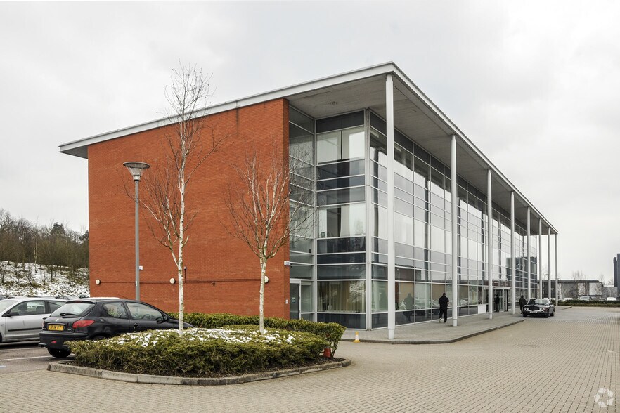 Centennial Av, Elstree to rent - Building Photo - Image 2 of 12