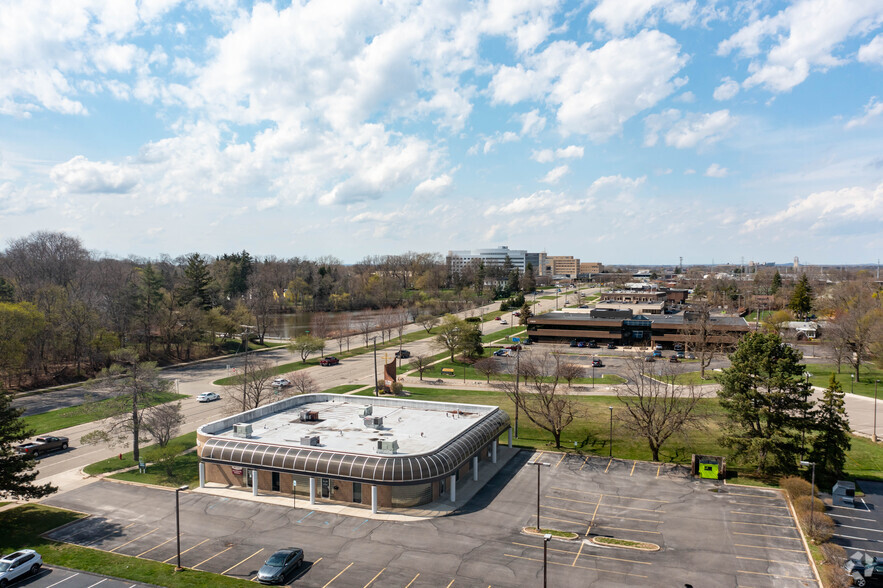 43750 Woodward Ave, Bloomfield Hills, MI for rent - Aerial - Image 3 of 7