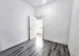 1B Windsor Rd, Liverpool to rent Interior Photo- Image 2 of 12