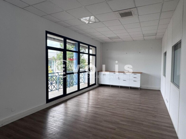 17 Allée Des Ginkgos, Bron to rent - Interior Photo - Image 2 of 9