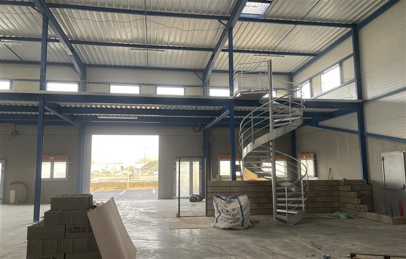 Light Industrial in Courtry to rent - Interior Photo - Image 3 of 5