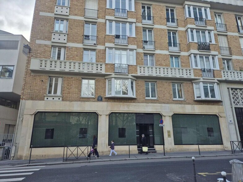 Retail in Paris to rent - Building Photo - Image 1 of 10