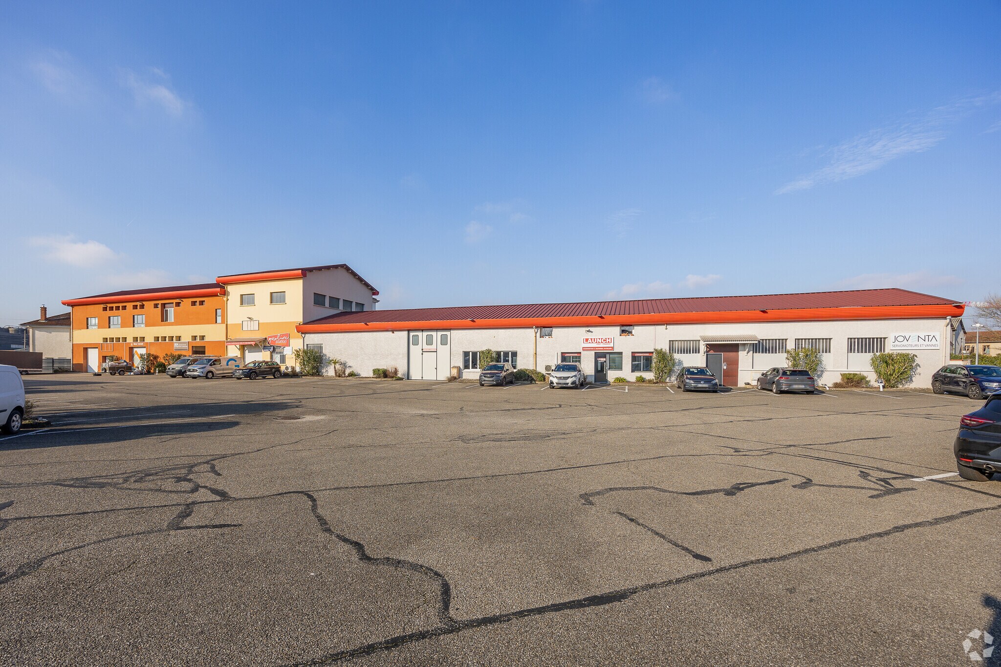 Light Industrial in Décines-Charpieu to rent Building Photo- Image 1 of 4