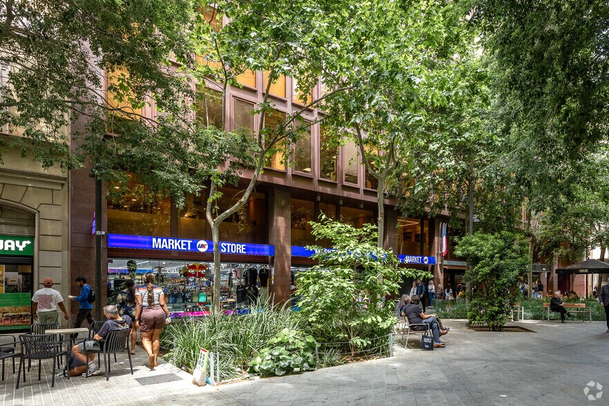 Office in Barcelona, Barcelona to rent - Building Photo - Image 3 of 4