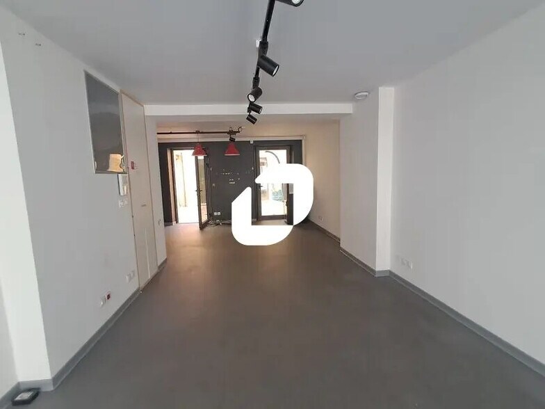 Retail in Bordeaux to rent - Interior Photo - Image 2 of 10