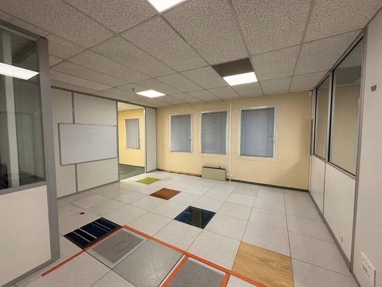 Light Industrial in Nanterre to rent - Interior Photo - Image 2 of 32