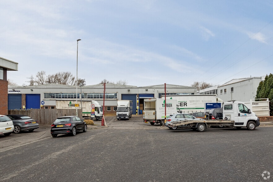 Eskdale Rd, Uxbridge to rent - Building Photo - Image 2 of 6