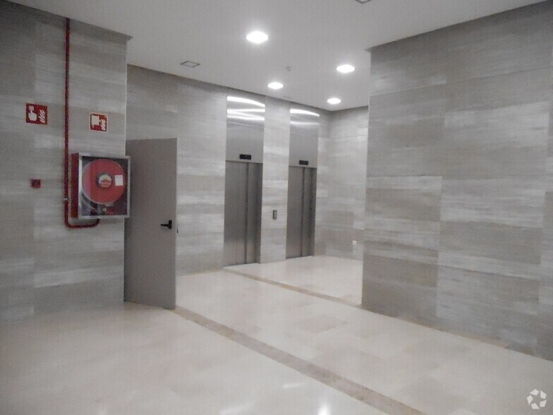 Office in Madrid, Madrid to rent - Building Photo - Image 2 of 11