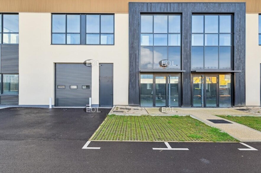 Light Industrial in Nanterre to rent - Building Photo - Image 2 of 11