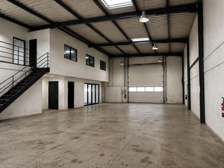 Industrial in Montreuil to rent - Building Photo - Image 1 of 3