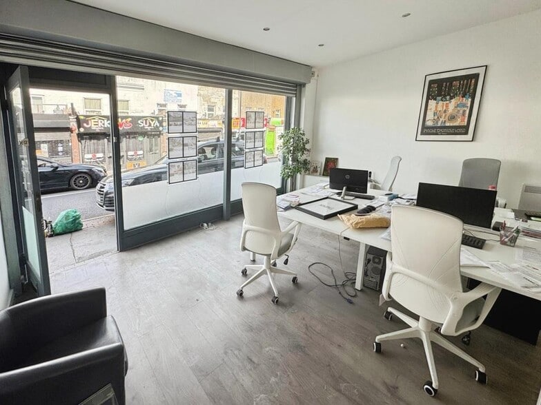 10-18 Portland Rd, London to rent - Building Photo - Image 3 of 4