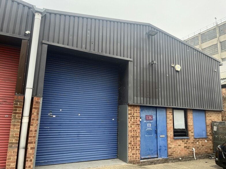 Clayton Rd, Hayes to rent - Building Photo - Image 1 of 2