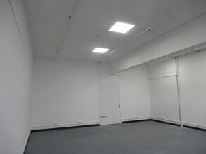 8 Deer Park Rd, London to rent Interior Photo- Image 2 of 4