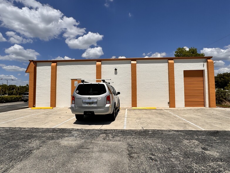 1900 Crystal Dr, Fort Myers, FL for rent - Building Photo - Image 3 of 7