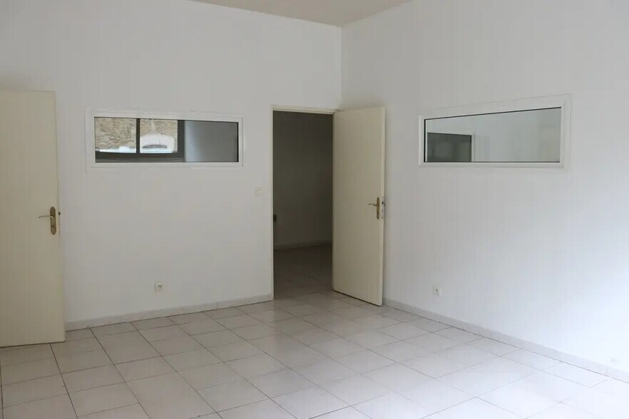 Office in Salon-de-Provence for sale - Interior Photo - Image 2 of 4