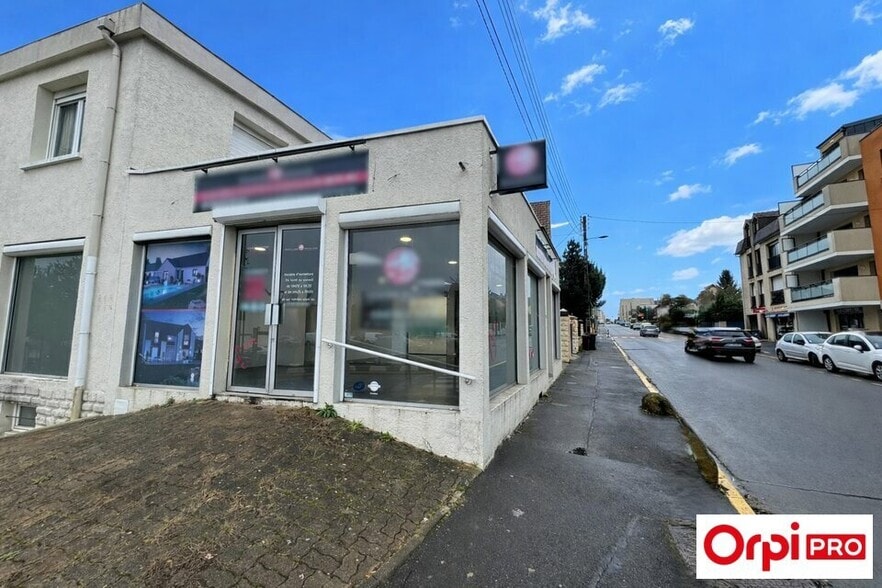 Retail in Morangis to rent - Building Photo - Image 1 of 6