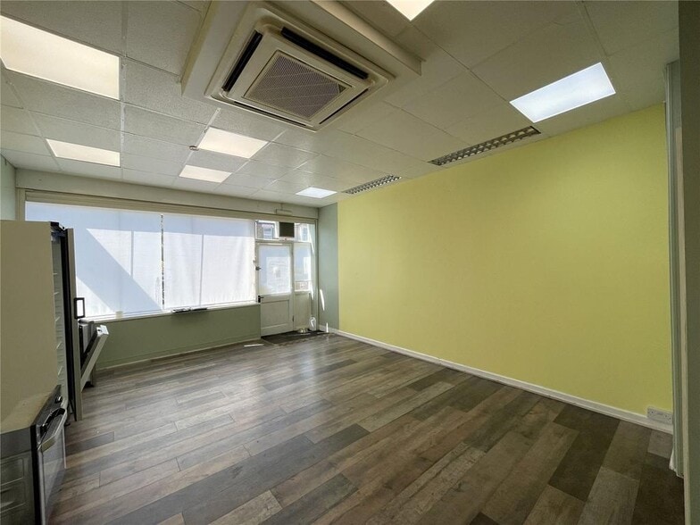 18 High St, Southend On Sea to rent - Building Photo - Image 3 of 6