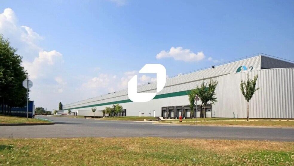 Industrial in Lisses to rent - Building Photo - Image 2 of 6