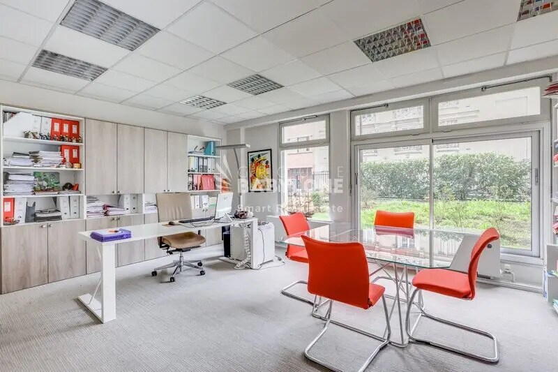Office in Neuilly-sur-Seine to rent Building Photo- Image 1 of 12