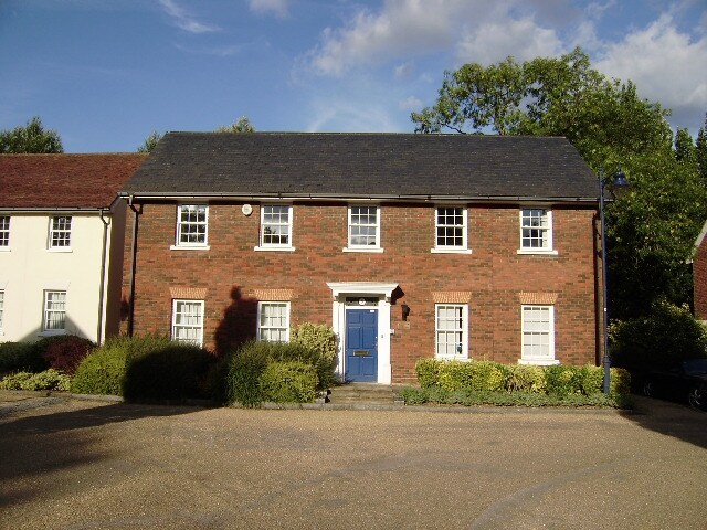 8 Doolittle Ml, Ampthill for sale Primary Photo- Image 1 of 1