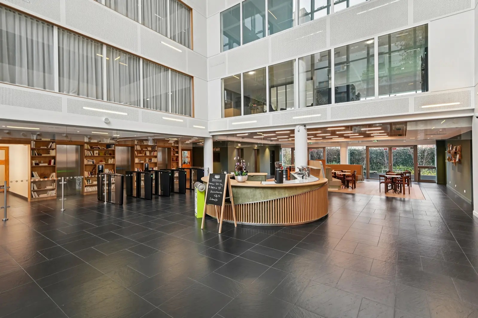 Office in Boulogne-Billancourt to rent Lobby- Image 1 of 16