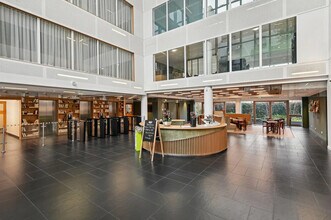 Office in Boulogne-Billancourt to rent Lobby- Image 1 of 16