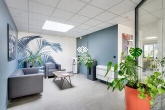 Office in Saint-Genis-Laval to rent Interior Photo- Image 2 of 4