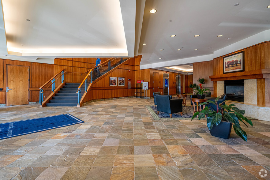 4350 Baker Rd, Minnetonka, MN for rent - Lobby - Image 2 of 5