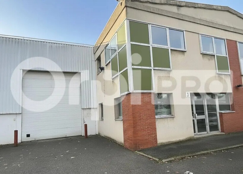 Industrial in Chilly-Mazarin to rent - Building Photo - Image 1 of 3