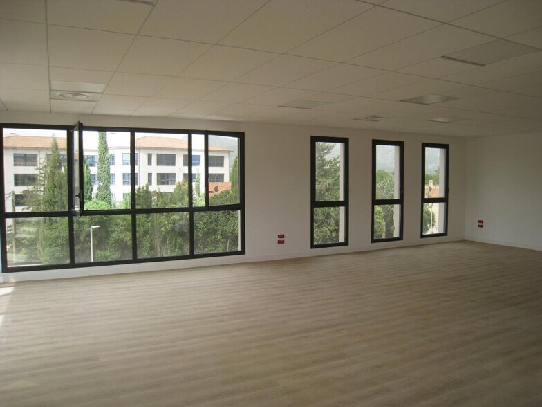 Office in Aubagne to rent - Building Photo - Image 1 of 5