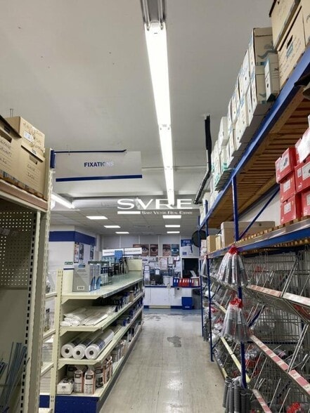 Light Industrial in Marseille to rent - Interior Photo - Image 2 of 8