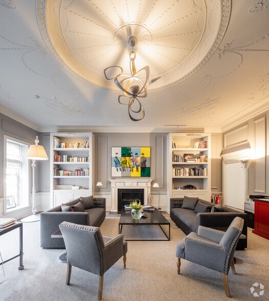 51 Berkeley Sq, London to rent - Interior Photo - Image 3 of 10