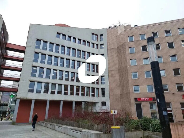 6 Avenue Gustave Eiffel, Montigny-le-Bretonneux to rent - Building Photo - Image 2 of 18