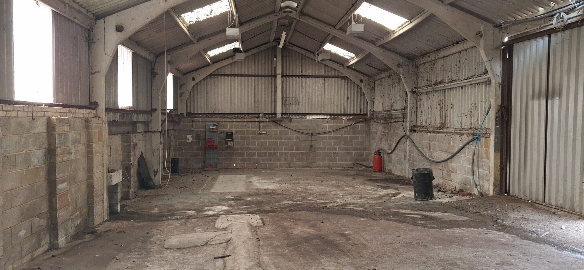 Horsham Rd, Dorking to rent Building Photo- Image 1 of 5