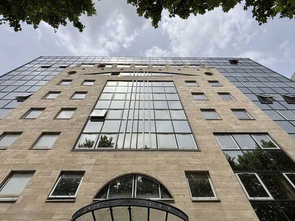 Location Bureaux 374 m² - Photo 1